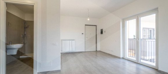 3 rooms Apartment in Ciampino, Italy No. 33634 7