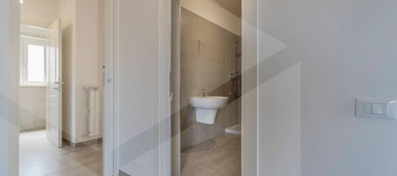 3 rooms Apartment in Ciampino, Italy No. 33634 12