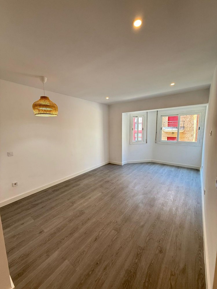 Apartamento de 3 dormitorios en L'Hospitalet de Llobregat, Spain No. 139962