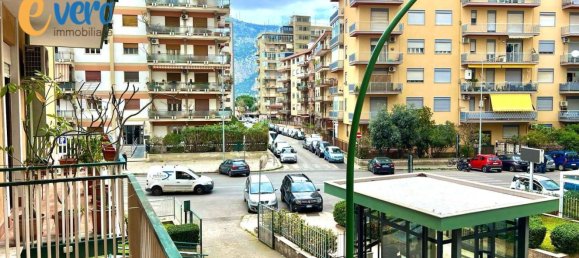 4-salle Appartement à Palermo, Italy No. 42144 42