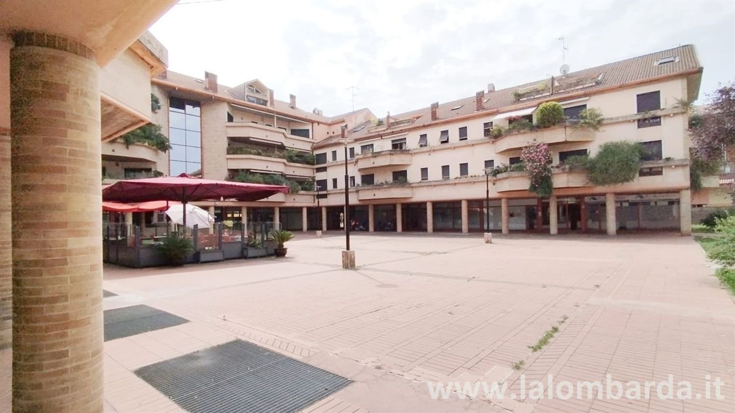 86m² Office in Nova Milanese, Italy No. 263027