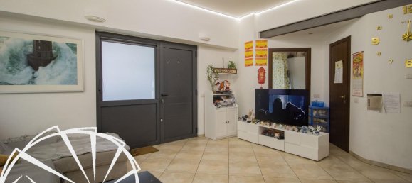 3 rooms Apartment in Prato, Italy No. 38744 6