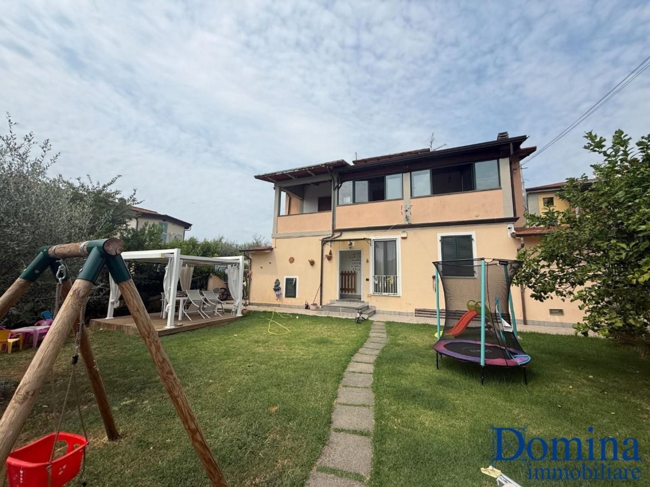 4 bedrooms House in Massa, Italy No. 334795