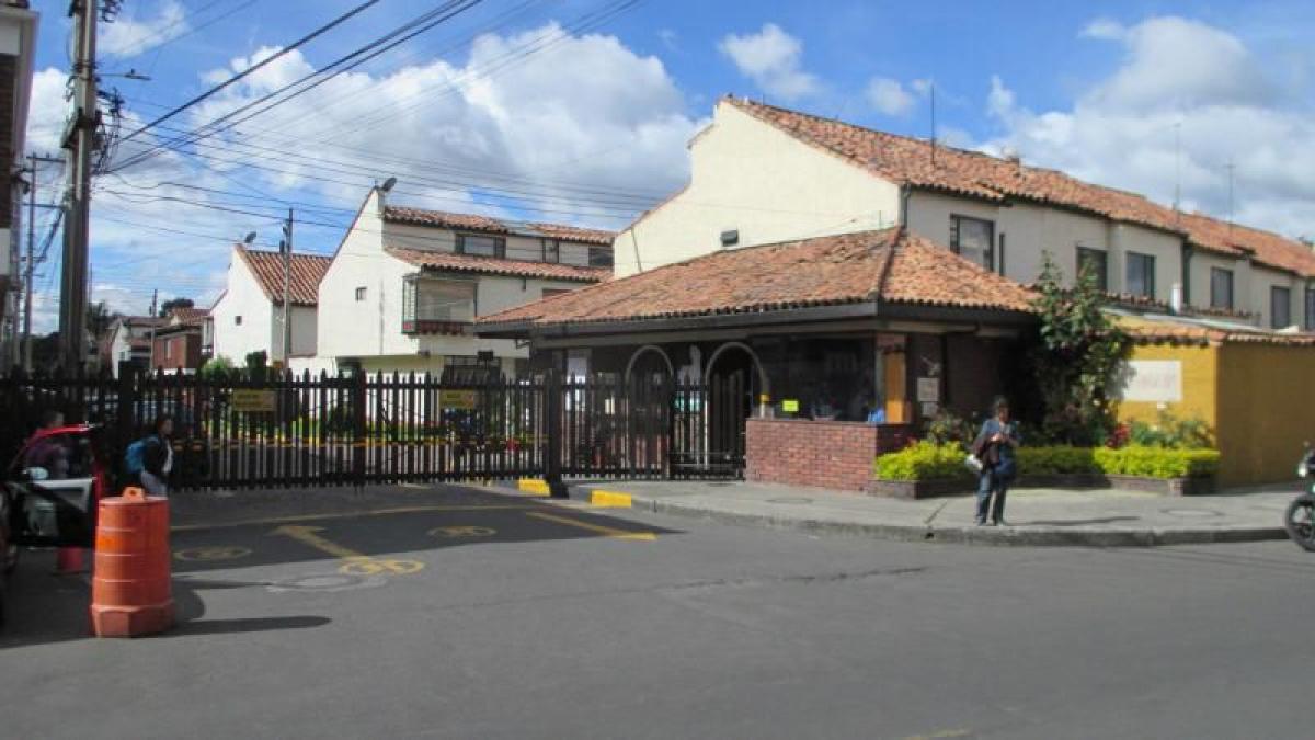 Дом с 4 спальнями в Богота, Колумбия № 12413