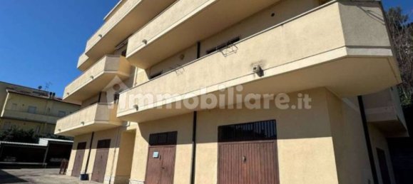 3 Schlafzimmer Wohnung in Torre de' Passeri, Italy, Nr. 43154 6