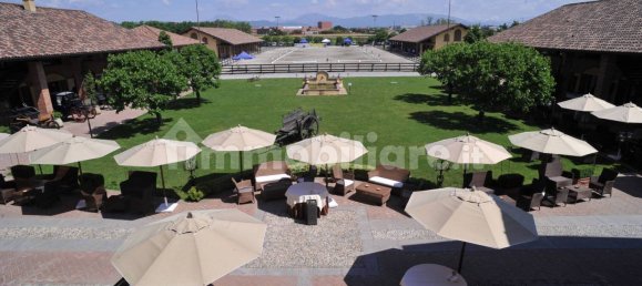 Отель, гостиница с 5 комнатами в Аграте Брианца, Италия № 312351 15