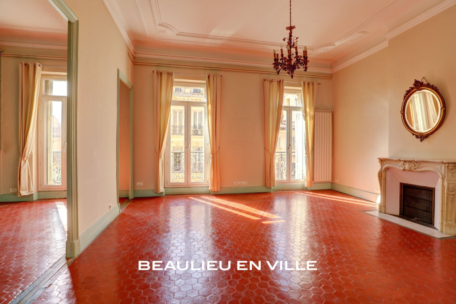 Apartamento de 4 dormitorios en Marseille, France No. 345981