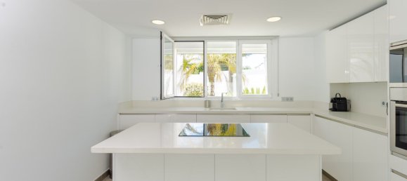 6 bedrooms Villa in Marbella, Spain No. 80843 3