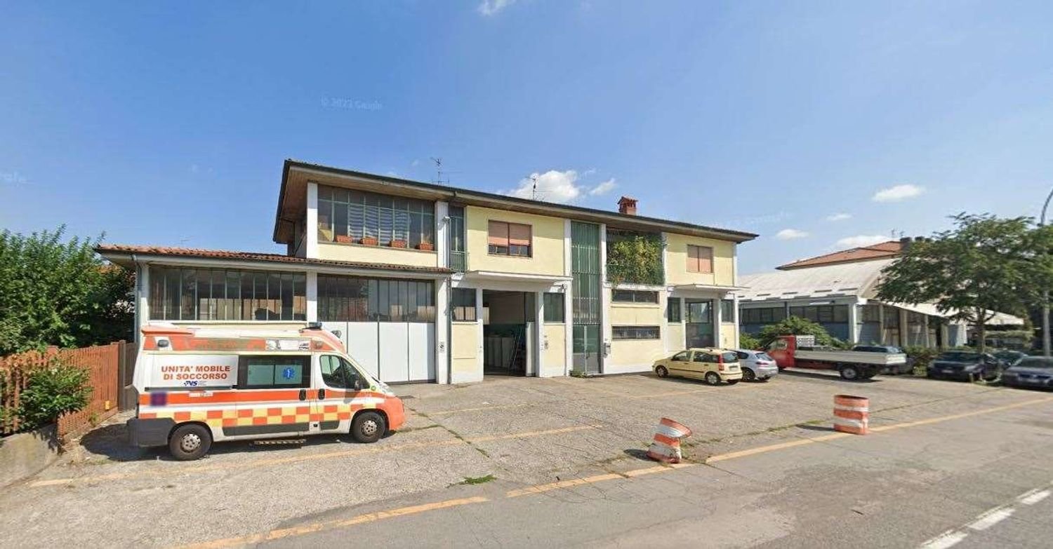 429m² Commercial property in Urgnano, Italy No. 372442
