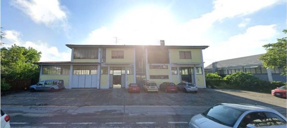 429m² Commercial property in Urgnano, Italy No. 372442 2