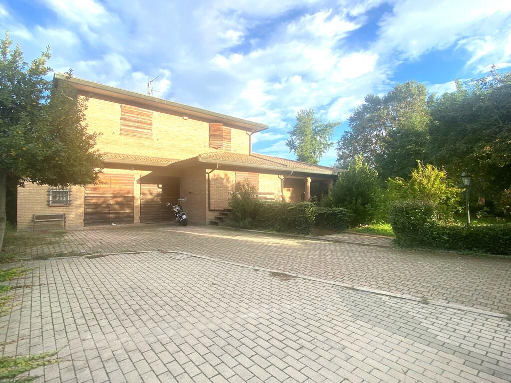 9 rooms Villa in Ravenna, Italy No. 26581