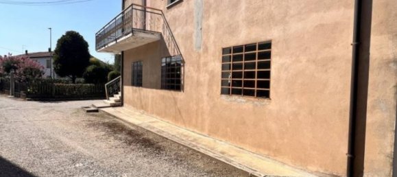 5 bedrooms House in Cerea, Italy No. 322741 4