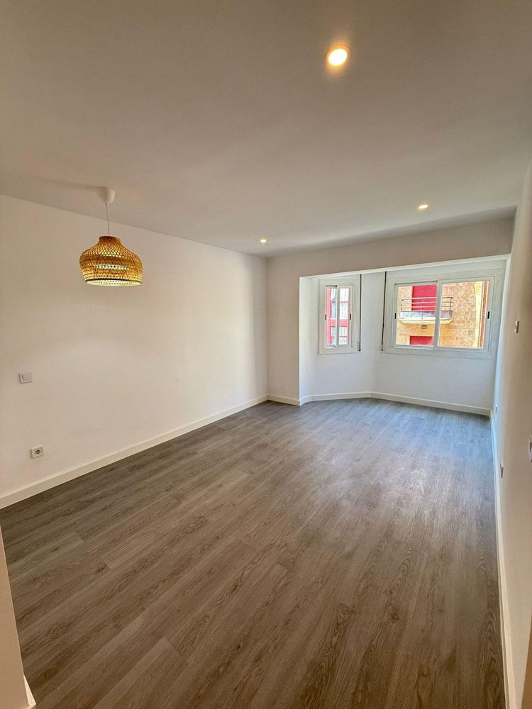 Apartamento de 3 dormitorios en L'Hospitalet de Llobregat, Spain No. 140979