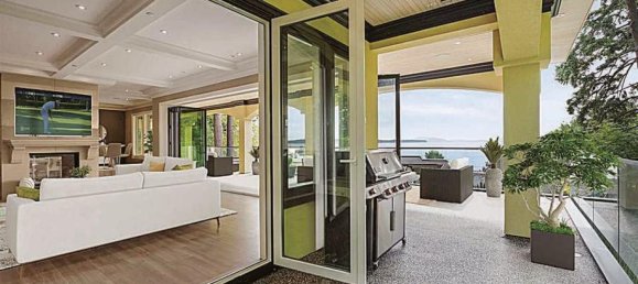 7 bedrooms House in British Columbia, Canada No. 1347 2