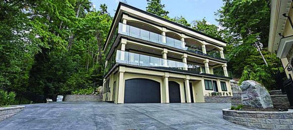 7 bedrooms House in British Columbia, Canada No. 1347 4