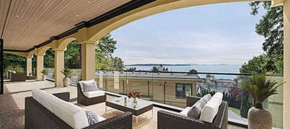 7 bedrooms House in British Columbia, Canada No. 1347 10