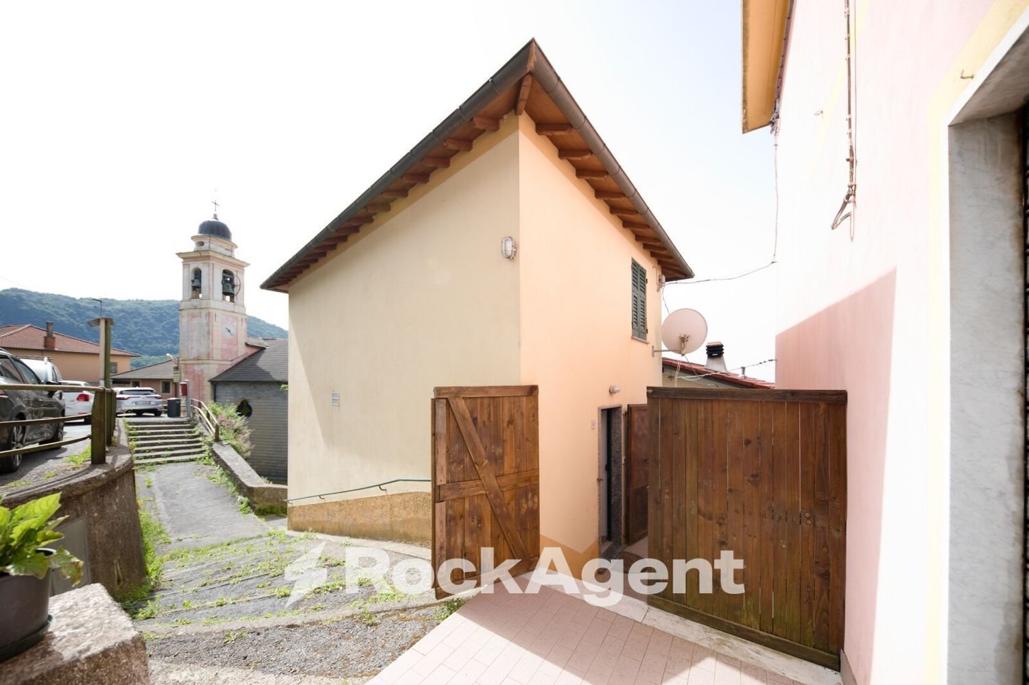 3 rooms House in Serra Riccò, Italy No. 15332