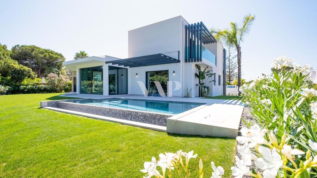 Villa de 4 dormitorios en Quarteira, Portugal No. 104241