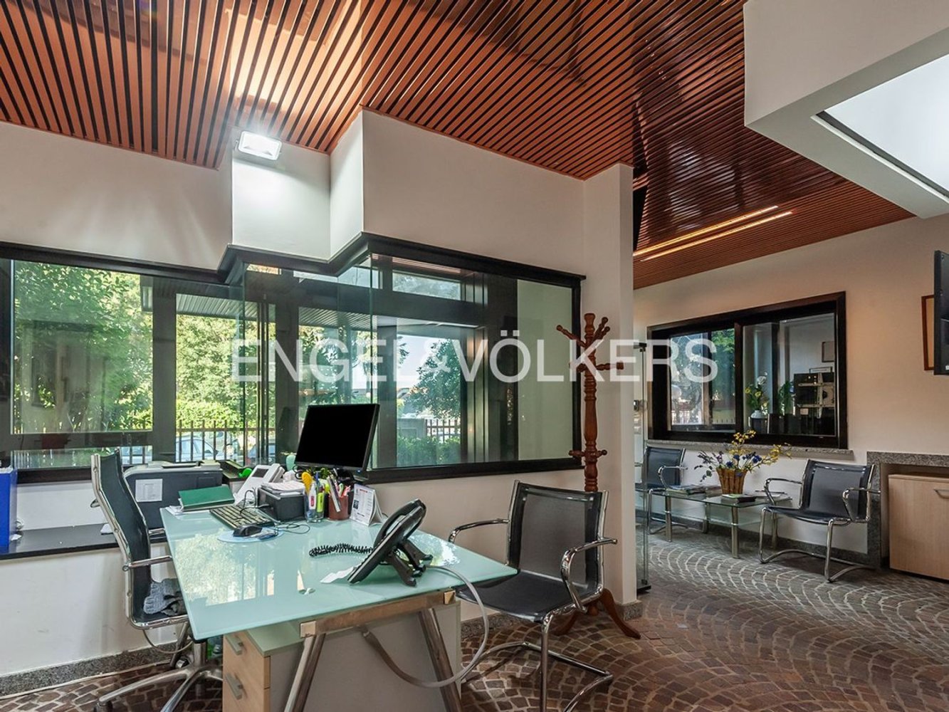 370m² Office in Rome, Italy No. 127838