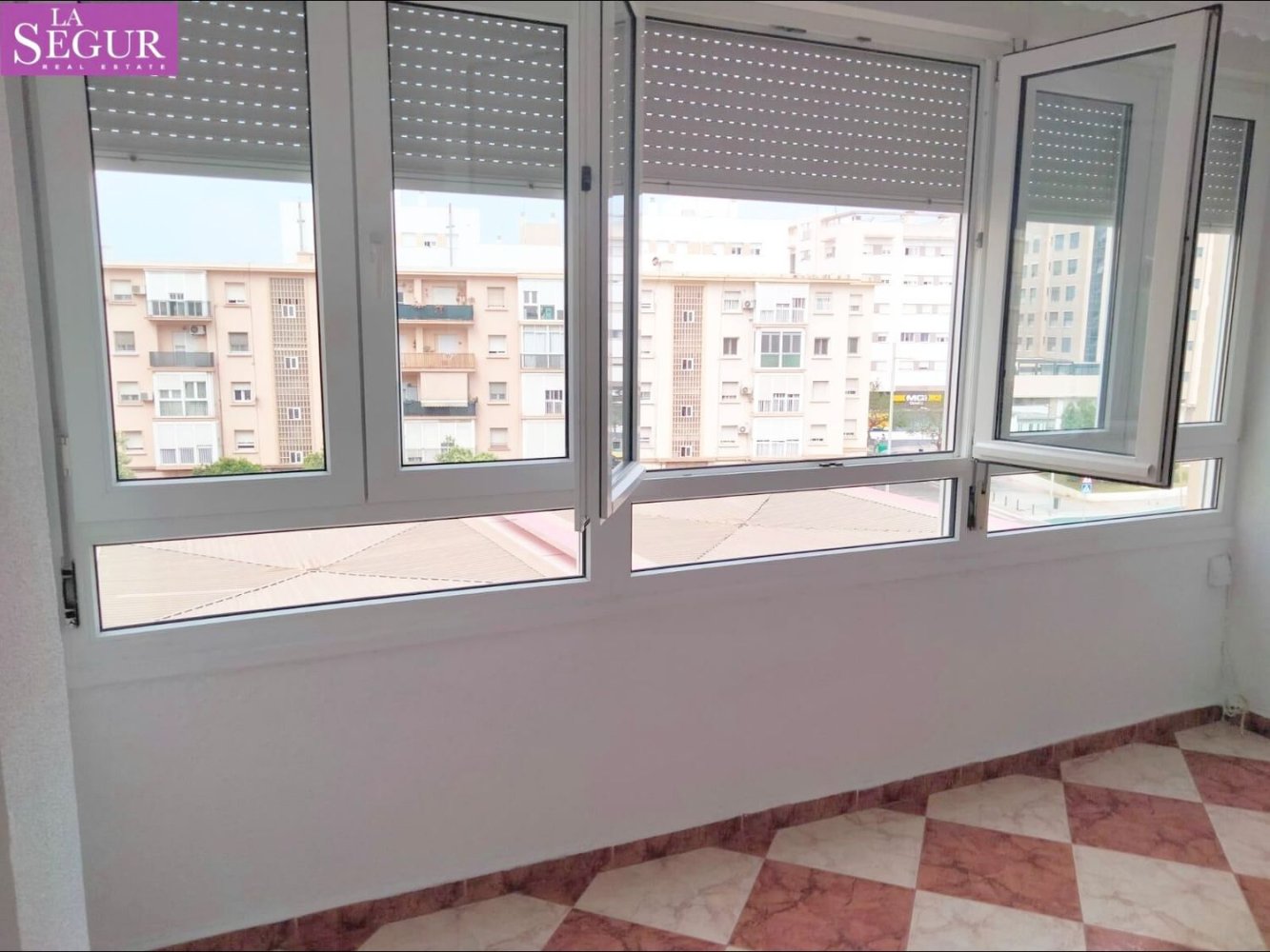 Apartamento de 4 dormitorios en Cádiz, Spain No. 148572