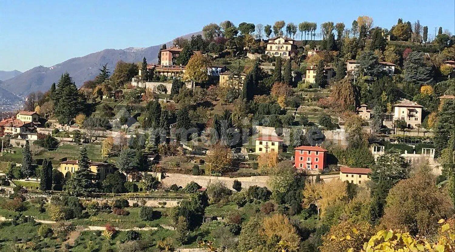 25 bedrooms Villa in Bergamo, Italy No. 382221