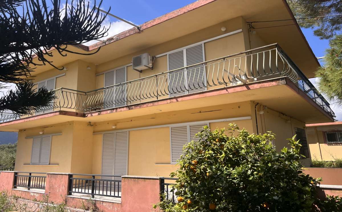 Мезонет с 7 спальнями в Закинтос, Греция № 90196