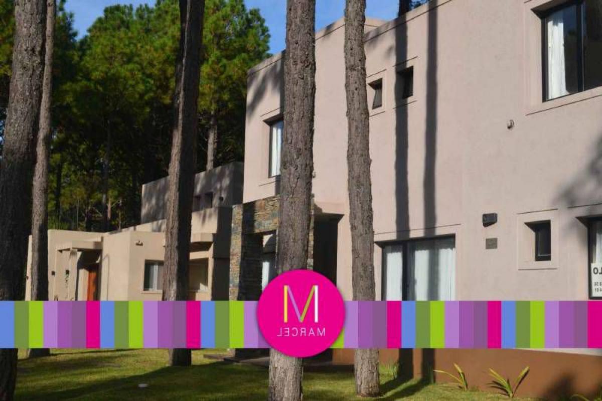 3 bedrooms House in Mar del Plata, Argentina No. 71137