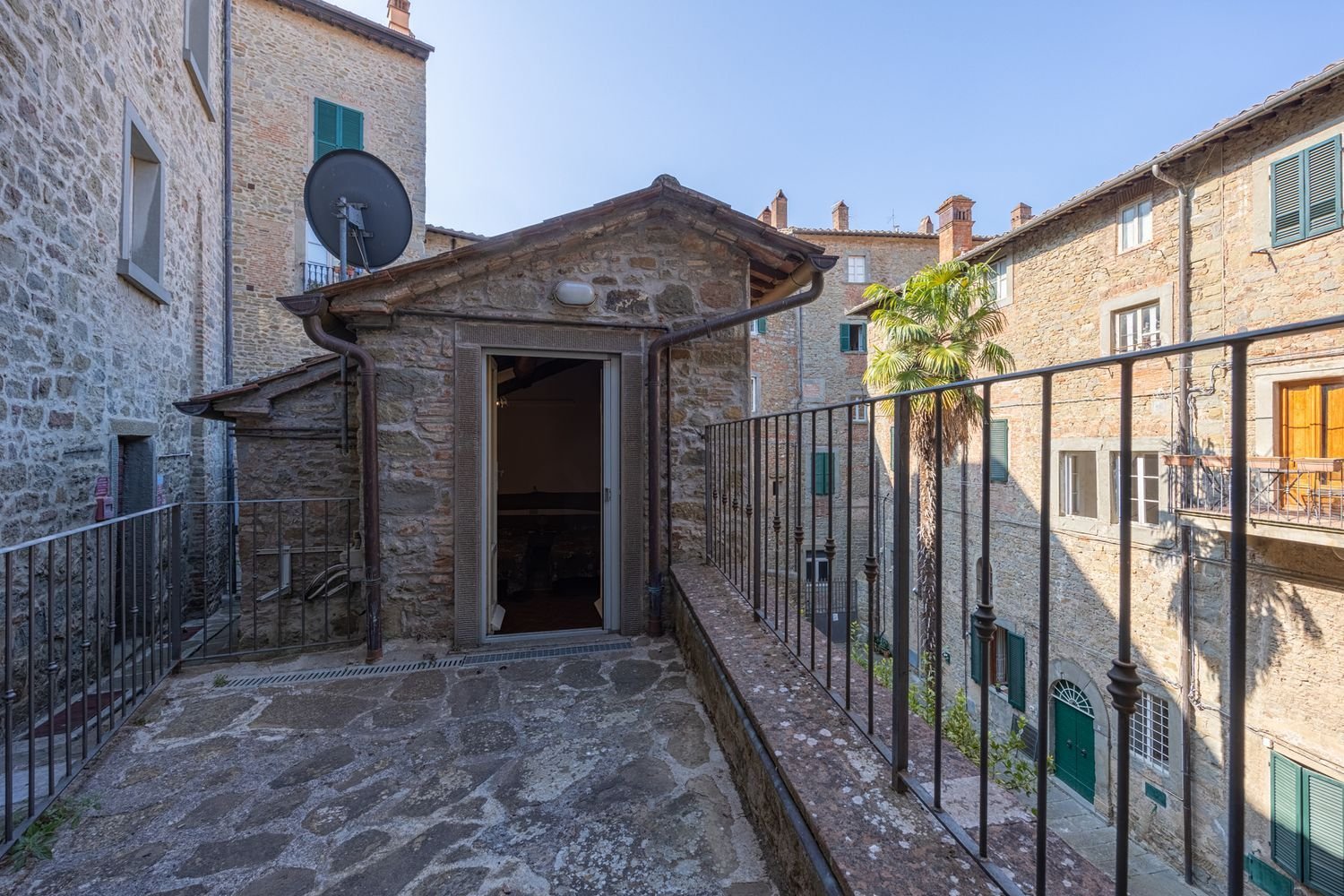 5 rooms Apartment in Cortona, Italy No. 91456