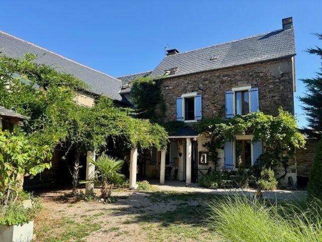 Casa de 5 dormitorios en Aveyron, France No. 353845