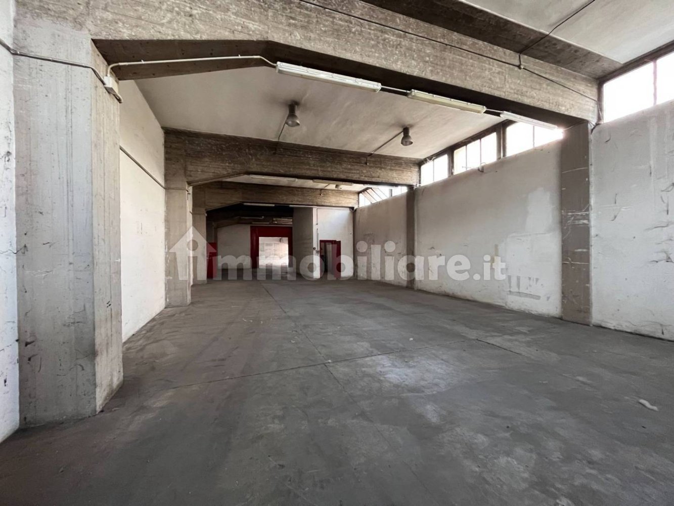 1-salle Entrepôt à Brescia, Italy No. 318195