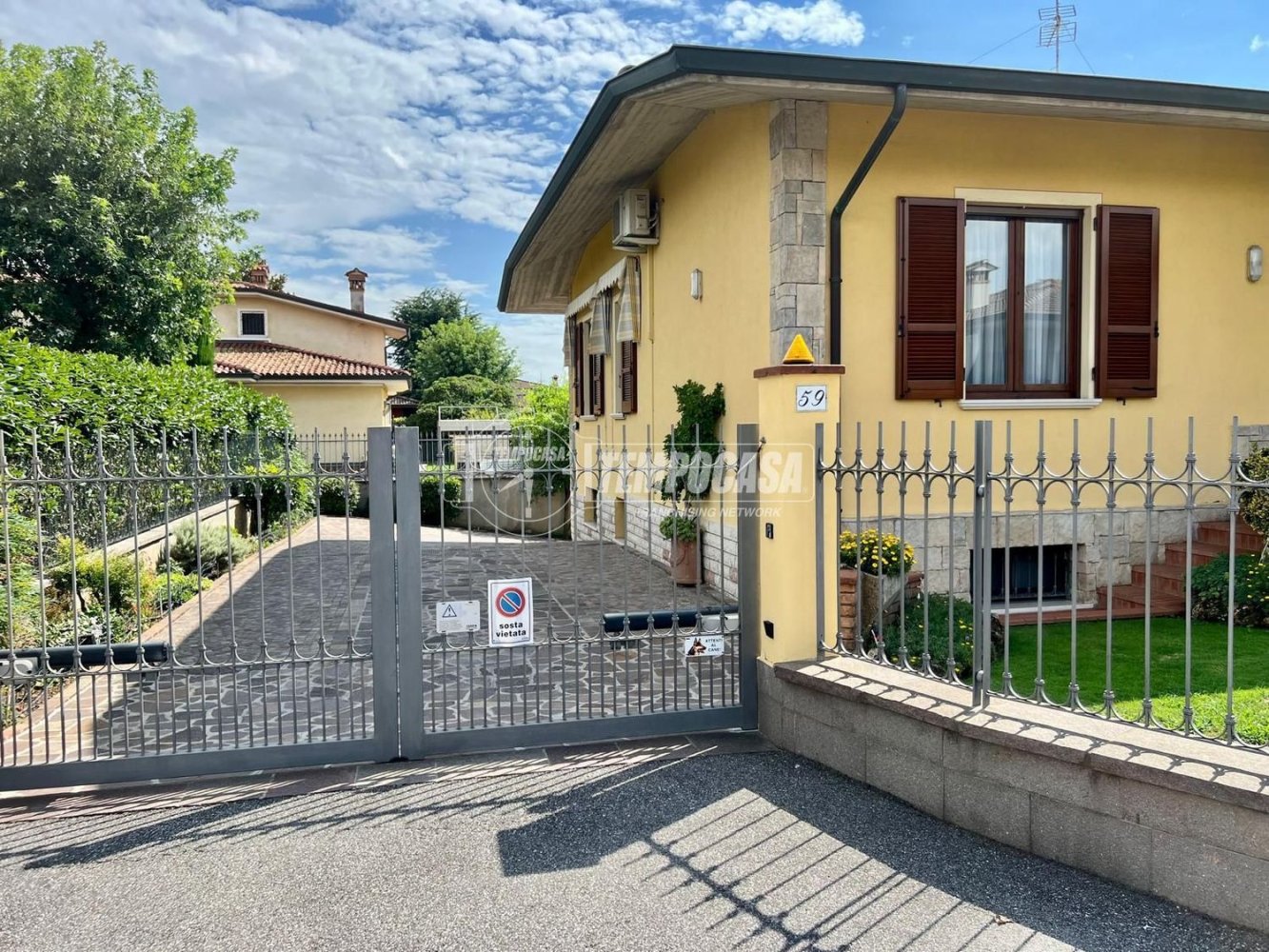 5 bedrooms Villa in Travagliato, Italy No. 375740