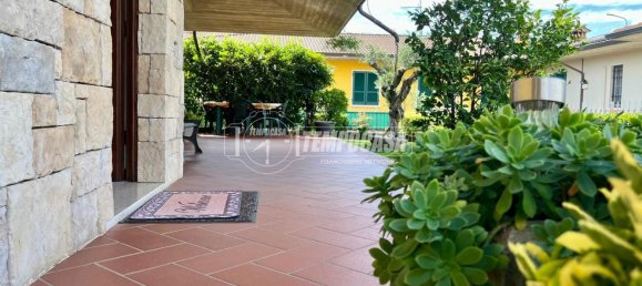5 bedrooms Villa in Travagliato, Italy No. 375740 2