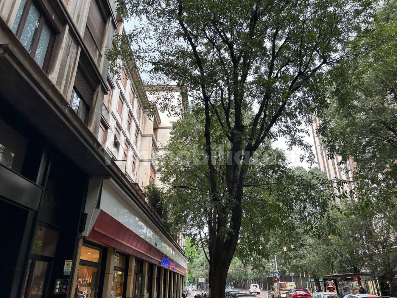 125m² Commercial property in Milan, Italy No. 240836