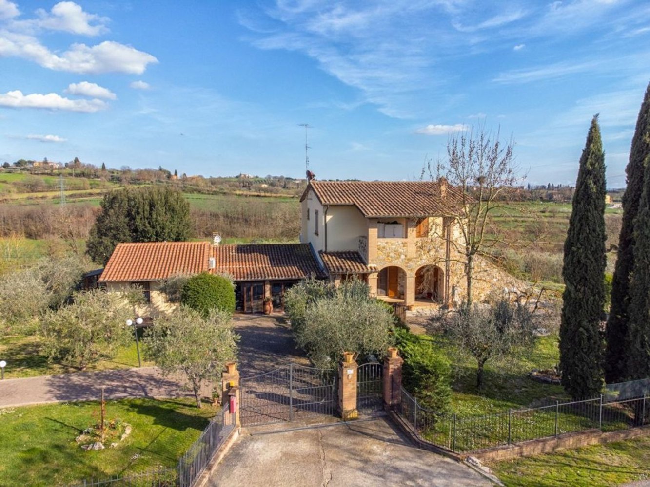 8 rooms House in Foiano della Chiana, Italy No. 228442