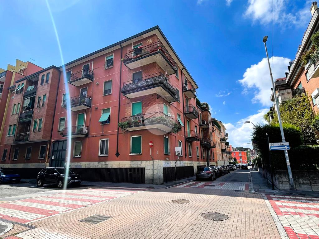 Apartamento de 2 dormitorios en Corsico, Italy No. 353082