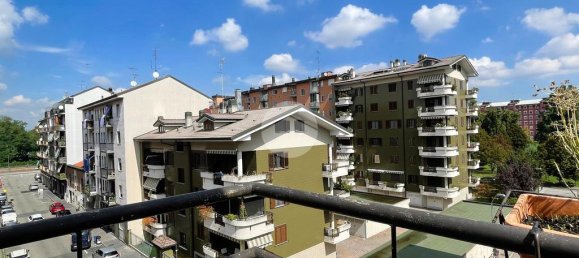 Apartamento de 2 dormitorios en Corsico, Italy No. 353082 24