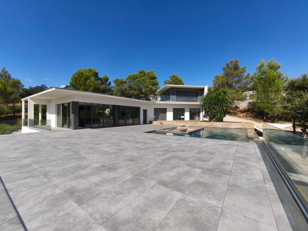 5 bedrooms Villa in Nimes, France No. 297911