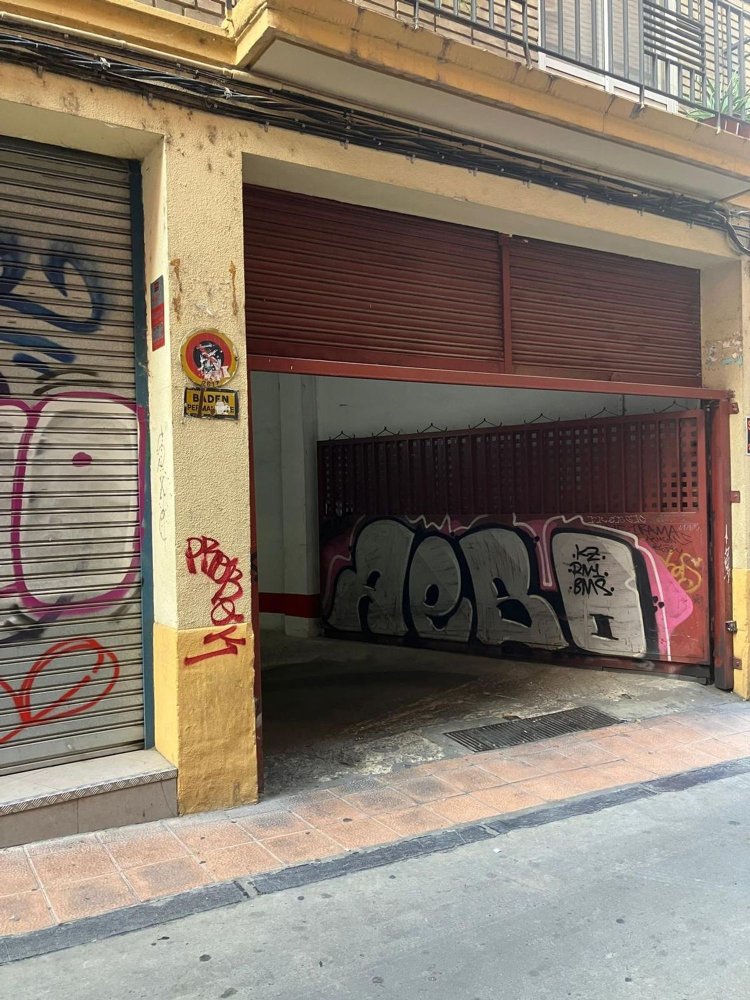  Garage in Zaragoza, Spain No. 197219
