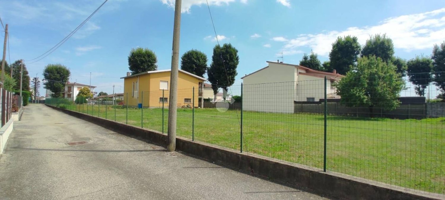 1040m² Land in Ferno, Italy No. 310912