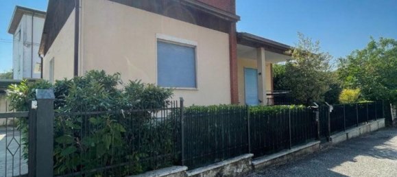 6 bedrooms Villa in Ponte dell'Olio, Italy No. 357354 5