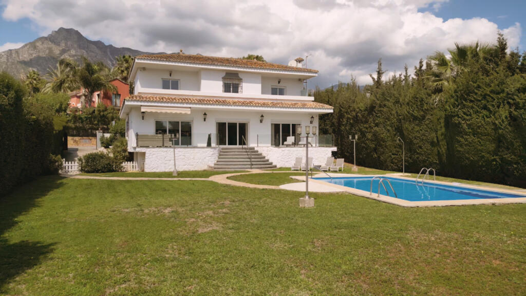 Villa de 6 dormitorios en Marbella, Spain No. 48511