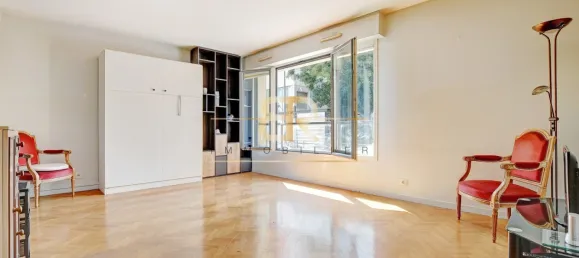 Studio in Paris, France No. 345698 2