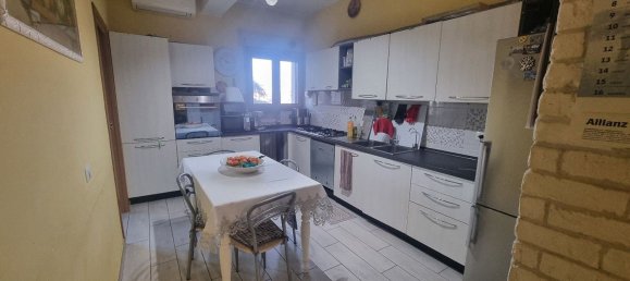 5 rooms Apartment in Reggio Emilia, Italy No. 145365 2
