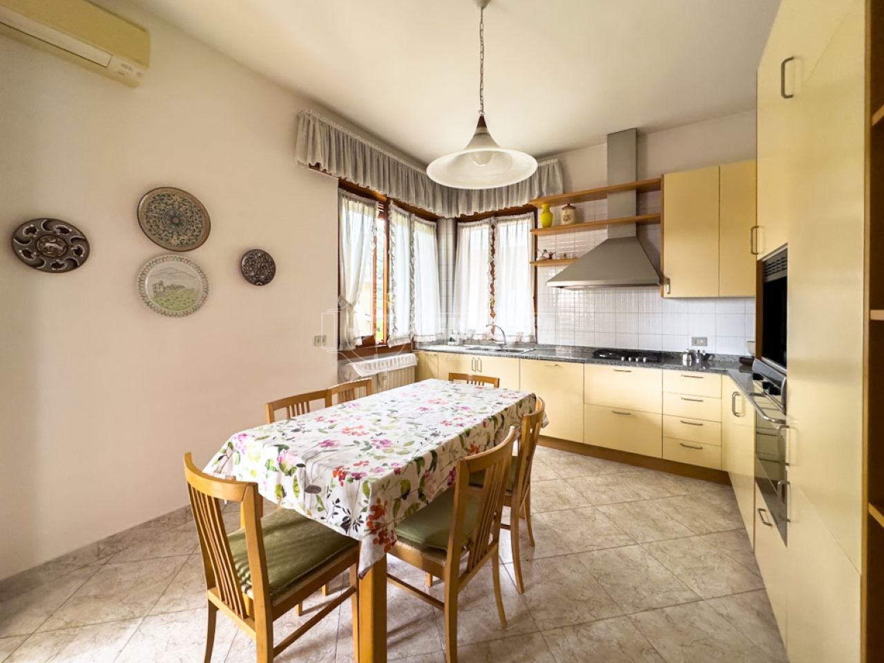4-Zimmer Villa in Paderno Dugnano, Italy, Nr. 211306