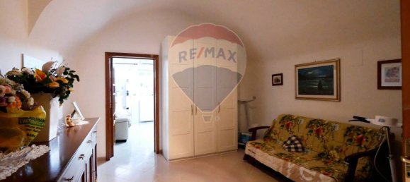 Дом с 5 комнатами в Бари, Италия № 163013 2