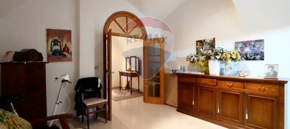 Дом с 5 комнатами в Бари, Италия № 163013 3