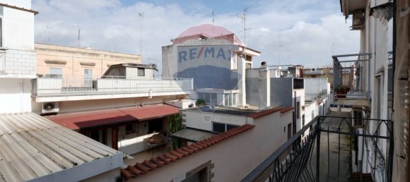 Дом с 5 комнатами в Бари, Италия № 163013 9