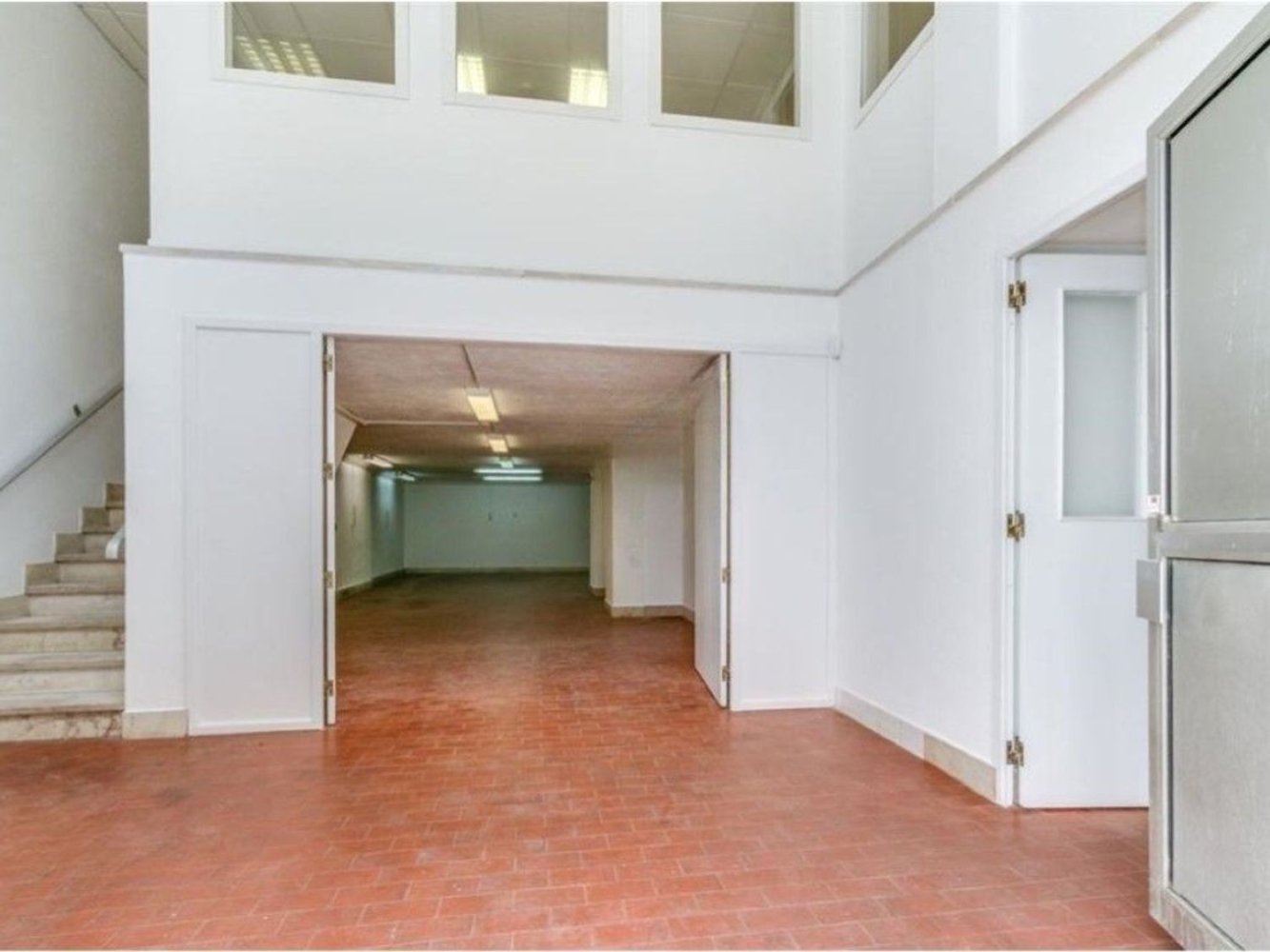 290m² Warehouse in Cascais, Portugal No. 266953