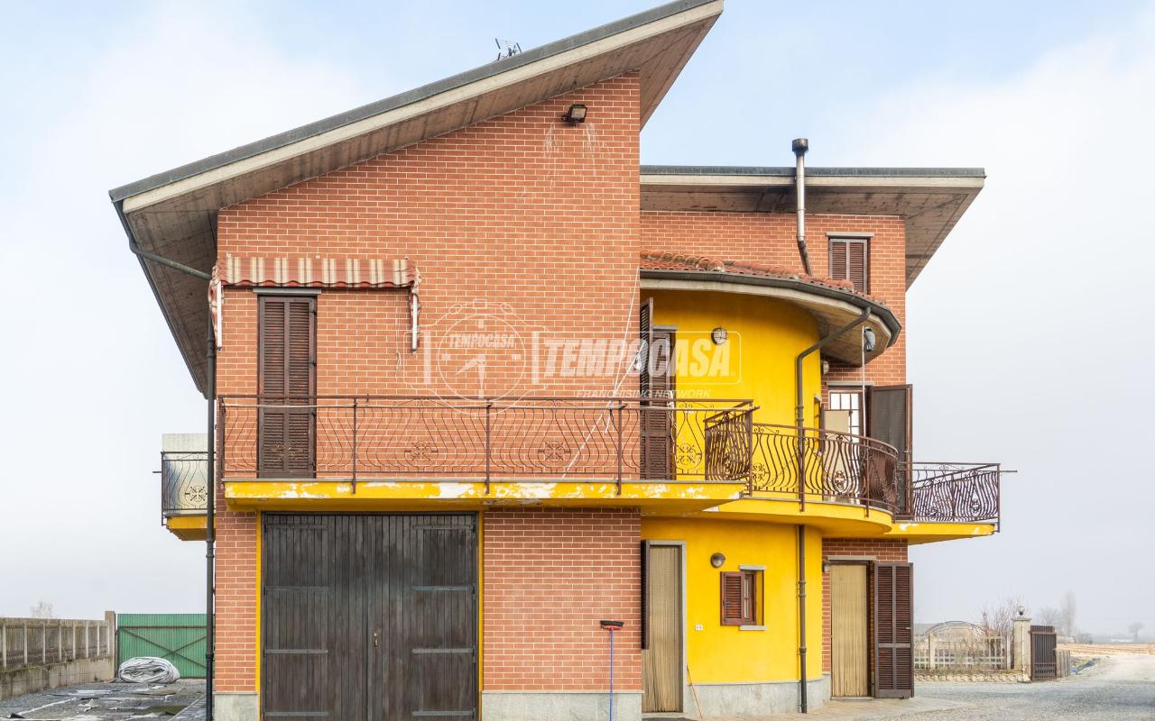 6 rooms House in Villafalletto, Italy No. 151599