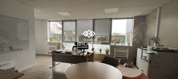 3100m² Commercial property in Le Plessis-Bouchard, France No. 304353 4